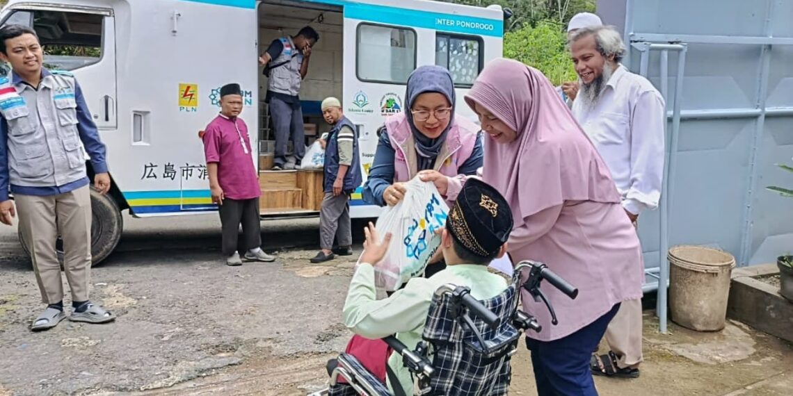 YBM PLN salurkan bantuan makanan bergizi siap santap, paket sembako, paket hygiene kit, dan layanan cek kesehatan gratis. (foto: ist)