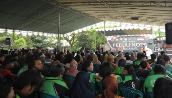 Gandeng Kepolisian , Mawar Sharon Peduli Bagi 1000 Paket Sembako dan 1000 Porsi Makan Gratis ke Ojol dan Masyarakat Sidoarjo 1