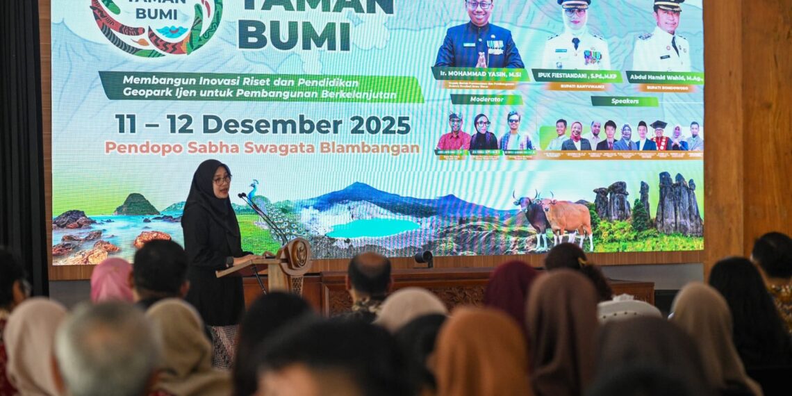 Kumpul di Banyuwangi, Periset dan Pengelola Geopark Indonesia Perkuat Pengembangan Geopark Ijen 1 Bupati Banyuwangi Ipuk Fiestiandani saat sambutan di depan para pengelola geopark dan periset dari berbagai daerah