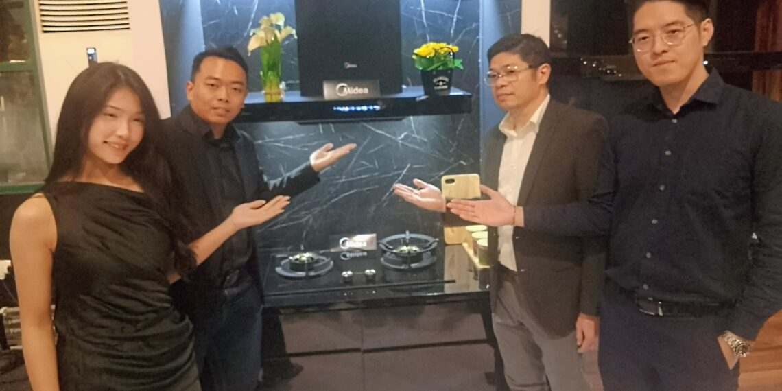 Head of Sales Home Appliances Midea Electronics Indonesia Eric Darudana &
Product Manager Kitchen Appliances Midea Electronics Indonesia Riswandi saat launching di Hedon Estate Surabaya. (foto: hari/bidik.news)