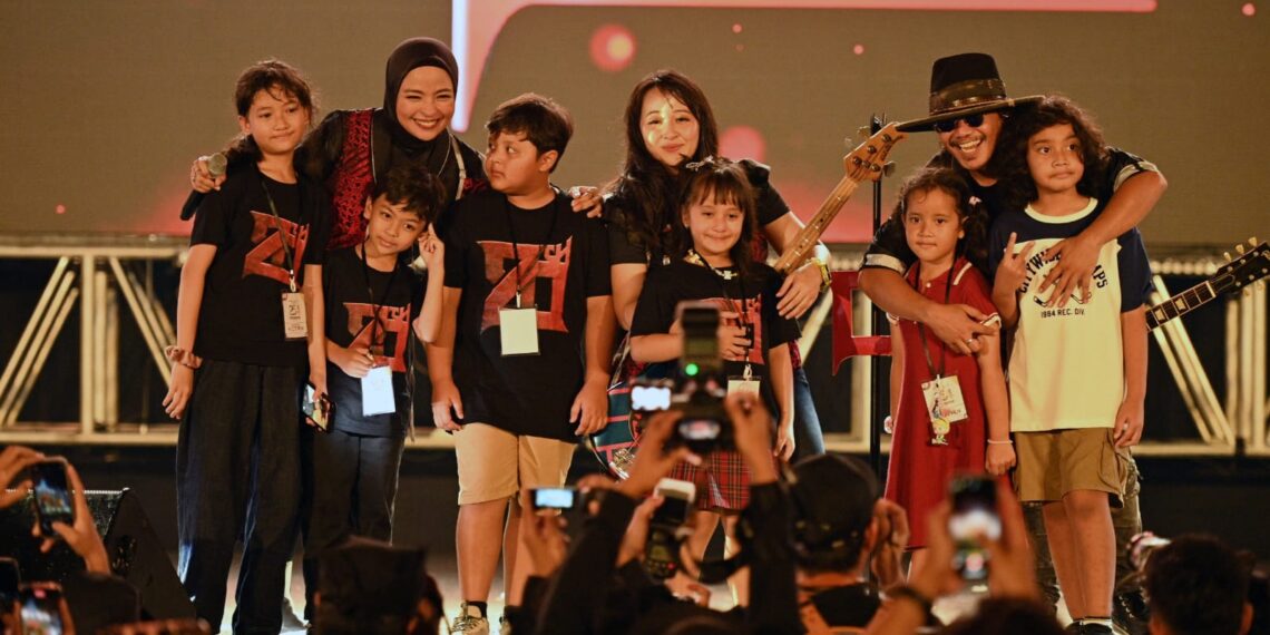 Usai Manggung, Band Kotak Bareng Keluarga Eksplore Banyuwangi