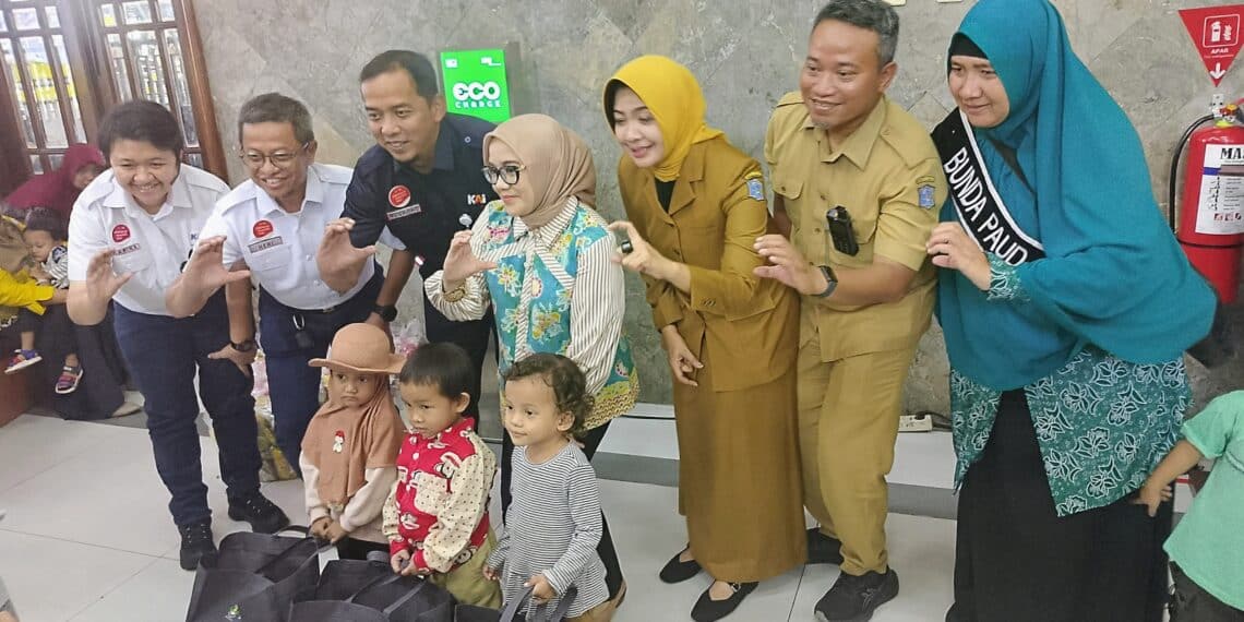 KAI Commuter Surabaya Ajak Anak-anak Stunting se Kec. Tambaksari Muter-muter Naik Commuter Line