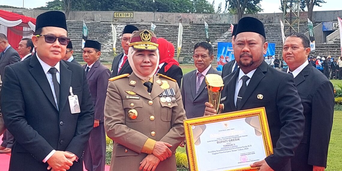 Bupati Gresik saat menerima penghargaan pembina terbaik II K3 tingkat Provinsi Jatim