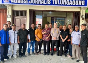 Pamitan Ke Kantor AJT, Kapolres Tulungagung AKBP Taat Resdi Diberi Piagam Tali Asih Pers