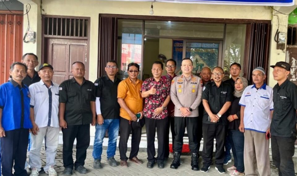 Pamitan Ke Kantor AJT, Kapolres Tulungagung AKBP Taat Resdi Diberi Piagam Tali Asih Pers