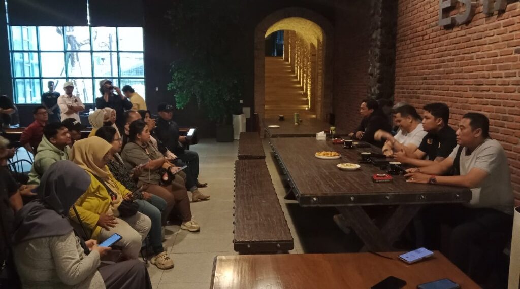 Arek Suroboyo Siaga, Tolak Isu Kesukuan & Premanisme di Kota Pahlawan 1 Sejumlah tokoh masyarakat, aktivis & perwakilan ormas Surabaya menggelar Apel Siaga Arek Suroboyo di cafe Hedon. (foto: hari/bidik.news)