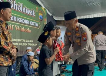 Perkuat Sinergitas dan Jaga Kamtibmas, Kapolsek Tarokan Gelar Pengajian dan Sholawat Bersama Gus Arif Widodo