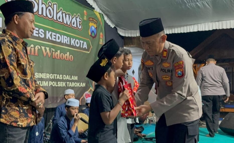 Perkuat Sinergitas dan Jaga Kamtibmas, Kapolsek Tarokan Gelar Pengajian dan Sholawat Bersama Gus Arif Widodo 1 Kapolsek Tarokan saat memberikan santunan kepada anak yatim piatu, pada Jum'at malam (9/1/2026)(foto:ist)