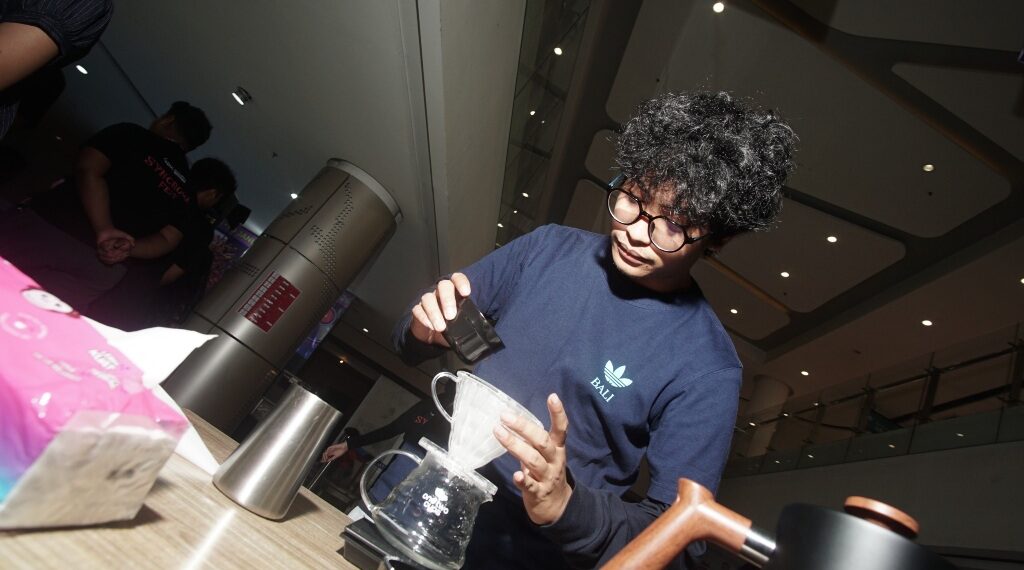 Salah satu peserta Synchroma Fest 2026 di Marvel City Mall Surabaya yang memadukan kopi, musik & edukasi sebagai praktik nyata mata kuliah MICE. (foto: ist)