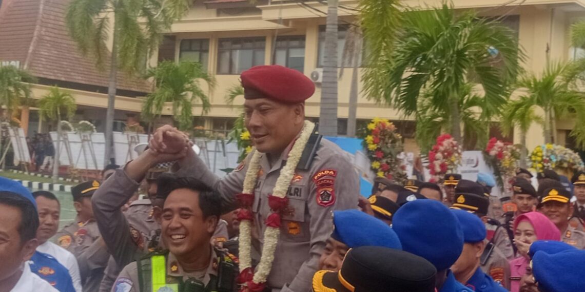 Kombes Pol Rama Samtama Putra saat dibopong menuju pintu keluar Mapolresta Banyuwangi