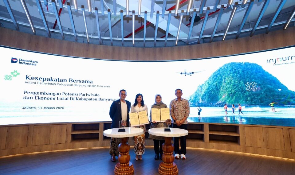 Bupati Ipuk Fiestiandani bersama Dirut InJourney, Maya Watono usai penandatanganan kerjasama