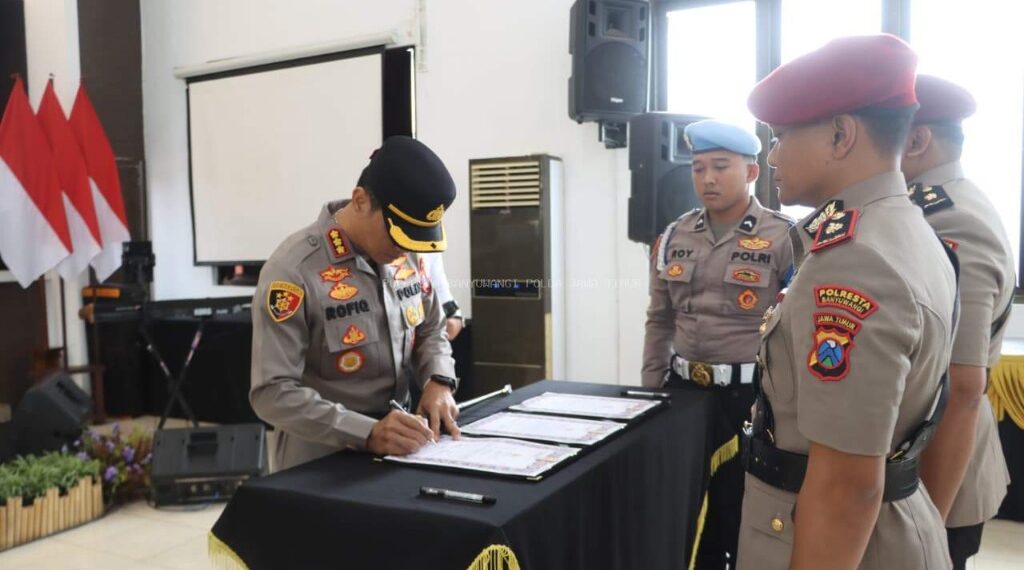 Kapolresta Banyuwangi Kombes Pol Dr. Rofiq Ripto Himawan saat penandatangan sertijab sejumlah Kasat dan Kapolsek