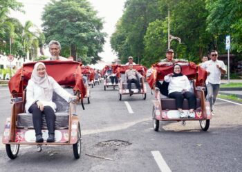 200 Lansia di Banyuwangi Terima Becak Listrik, Bupati Ipuk : Jaga dan Rawat dengan Baik