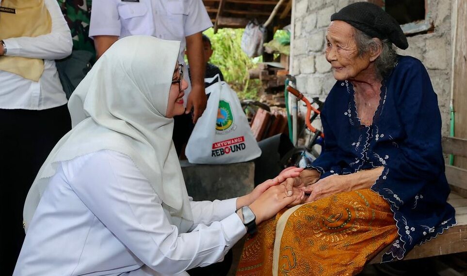 Bupati Ipuk Fiestiandani membagikan paket sembako kepada seorang warga