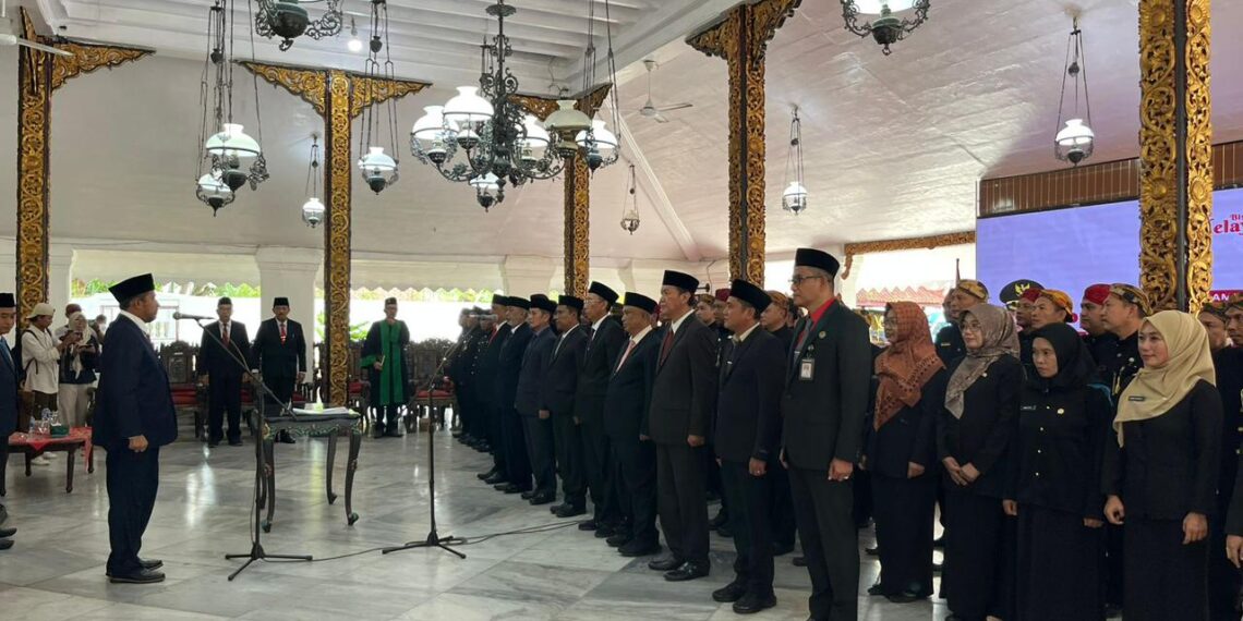 Bupati Sumenep Achmad Fauzi Wongsojudo resmi melantik beberapa pejabat pimpinan OPD