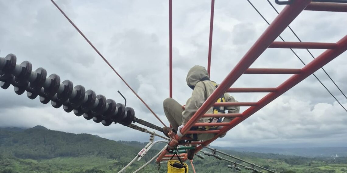 Sebanyak 15 personil PLN dikerahkan menyelesaikan pekerjaan perbaikan. (foto: ist)