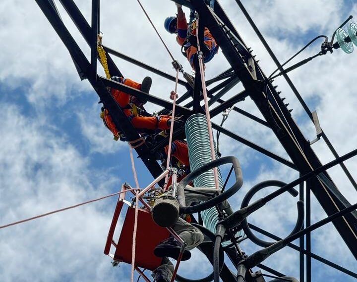 Penggantian isolator di Gardu Induk Tegangan Ekstra Tinggi (GITET) 500 kV Kediri. (foto: ist)