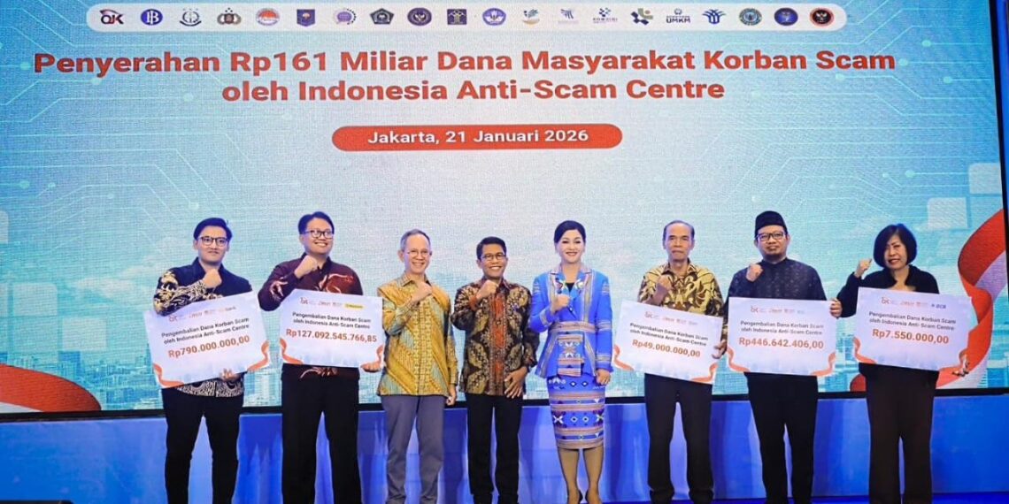 Penyerahan pengembalian dana korban scam digelar OJK sebagai koordinator Satgas PASTI & IASC. (foto: ist)