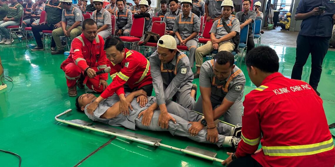 Para TKBM dibekali pengetahuan mengurangi risiko kecelakaan kerja meliputi, kebijakan & prosedur keselamatan kerja. (foto: ist)