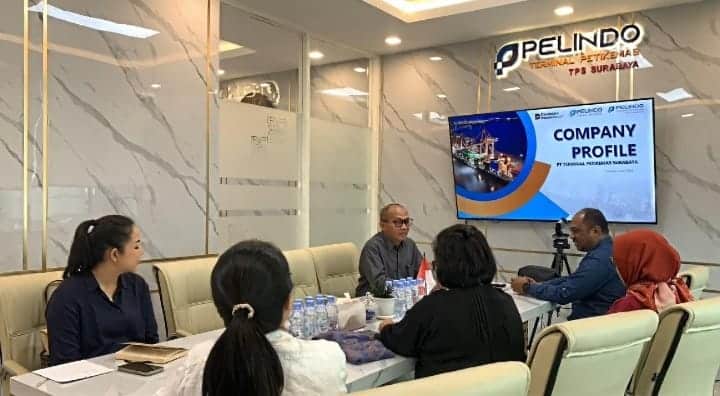 TPS & ISD Perkuat Konektivitas Rantai Logistik Industri Kelapa Indonesia Timur 1 Kunjungan ISD diterima langsung oleh Direktur Operasi TPS, Noor Budiwan di Kantor TPS. (foto: ist)