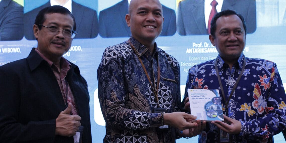 Sambut PLTN Pertama Nasional, ITS & PLN Bahas Energi Nuklir 1 Warek IV ITS Prof Ir Agus Muhamad Hatta ST MSi PhD (kanan) menerima buku bertajuk Awareness & Pengantar Teknologi PLTN dari PLN & ITPLN. (foto: ist)