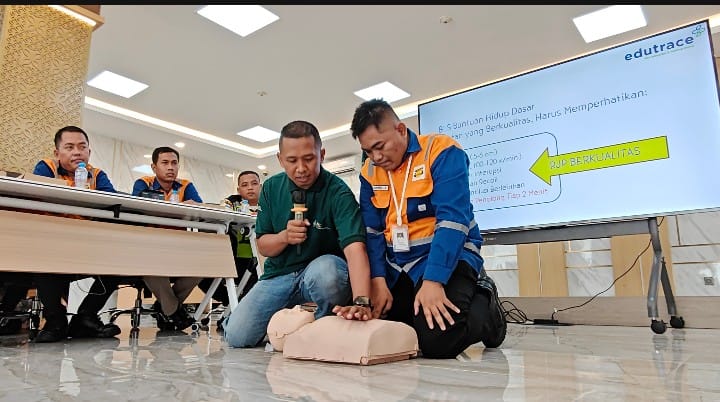 Pelindo Terminal Petikemas Gelar Pelatihan Basic Life Support 1 Peserta saat memberi pertolongan pertama penanganan kondisi henti napas & henti jantung. (foto: ist)