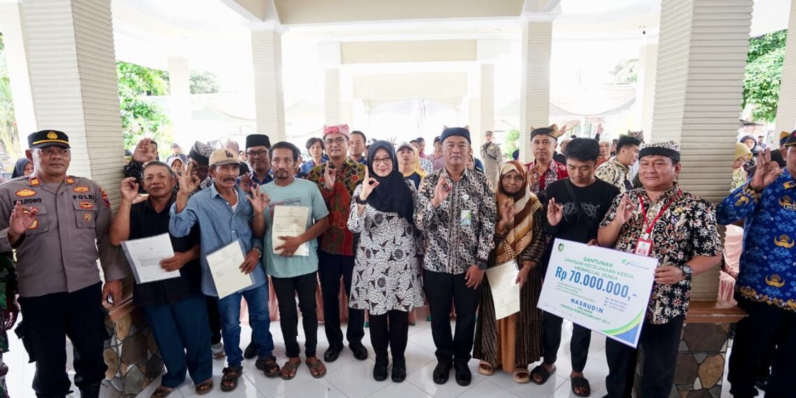Melalui Program SeHAT, Ratusan Nelayan Banyuwangi Terima Sertifikat Tanah 1 Bupati Ipuk Fiestiandani bersama ratusan nelayan usai penyerahan sertifikat tanah