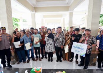 Melalui Program SeHAT, Ratusan Nelayan Banyuwangi Terima Sertifikat Tanah