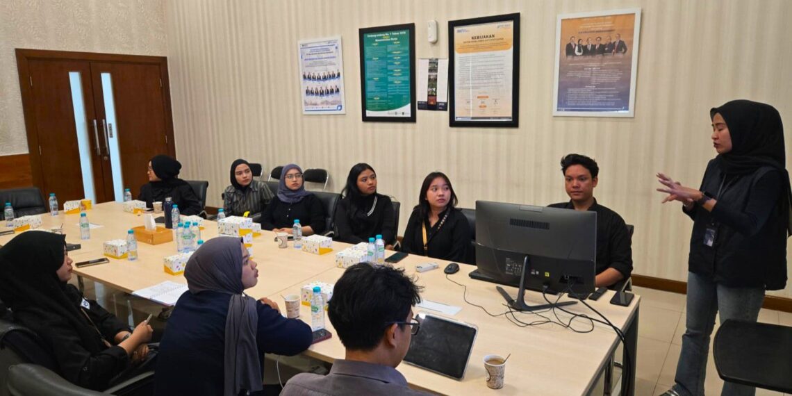 dr. Rekania saat pemaparan materi HIV/AIDS secara edukatif dan interaktif ke karyawan TTL. (foto: ist)