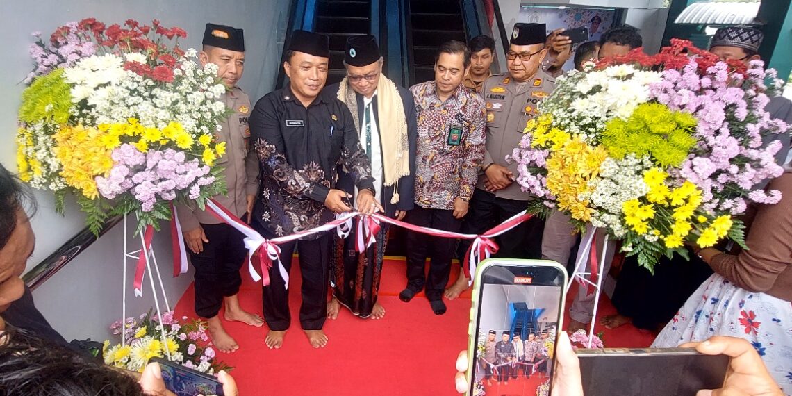 Pemkab Gresik Resmikan Eskalator Masjid Agung, Prioritaskan Jamaah Lansia dan Difabel