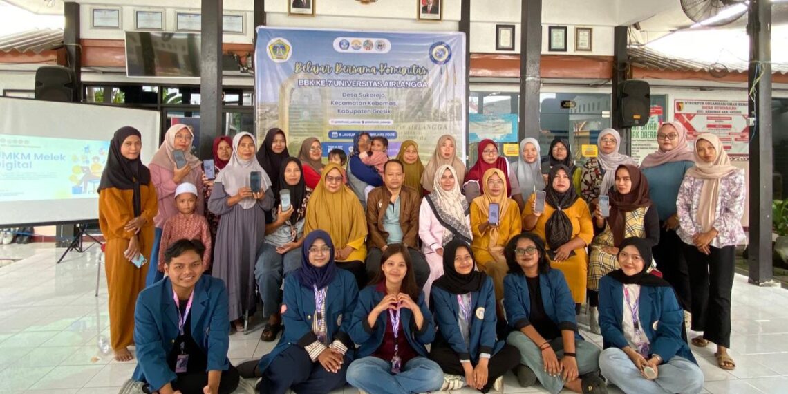 Mahasiswa UNAIR Bawa Digitalisasi dan Edukasi Kesehatan ke Desa Sukorejo Gresik 1 KKN Unair saat foto bersama di Desa Sukorejo