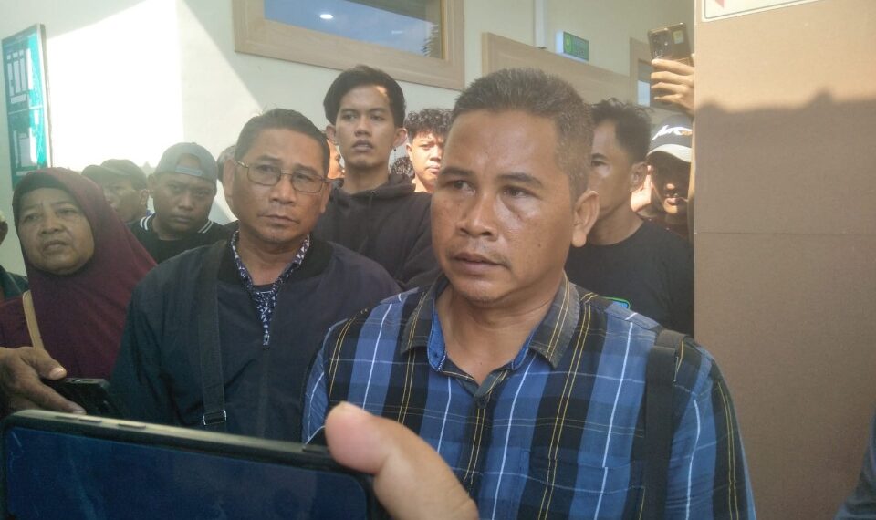 Kembali Gruduk PN Gresik, Warga dan Keluarga Korban Minta Hakim Vonis Berat Terdakwa Midhol 1 Suami Korban, Mahfud saat memberikan keterangan selesai sidang