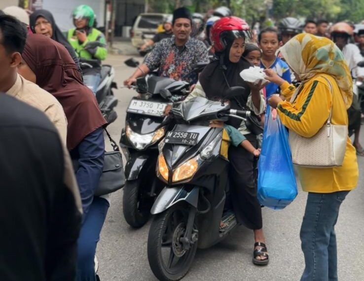 Perngurus DPD Partai Golkar Sumenep saat bagi-bagi ratusan paket takjil dan nasi kotak kepada warga di Jalan Jendral Sudirman, Kamis (26/2/2026) sore.