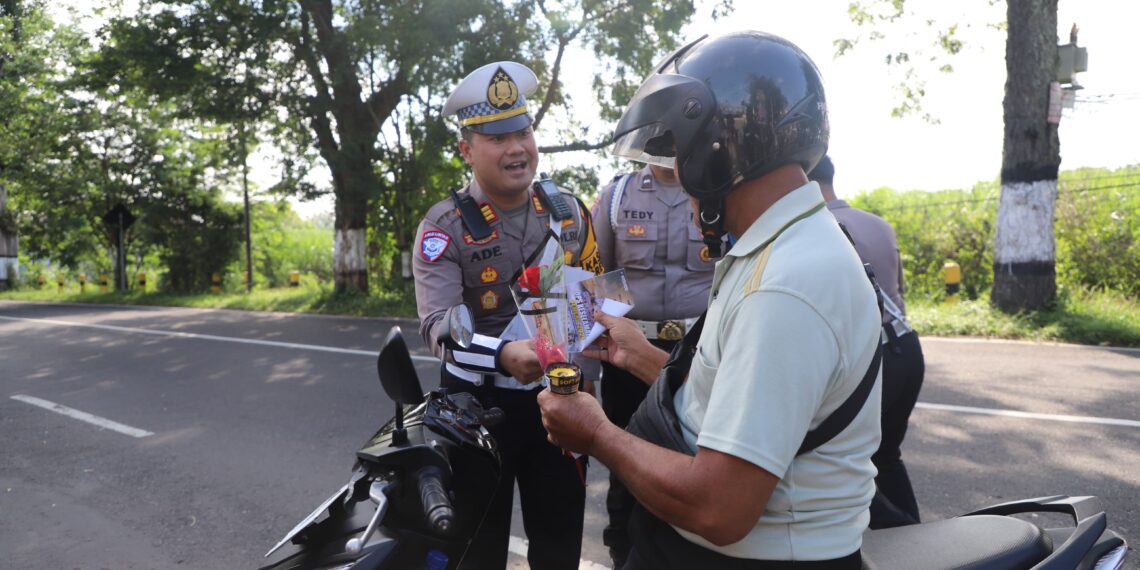 Humanis dan Edukatif, Polisi Magetan Bagi Bunga hingga Es Krim Saat Sosialisasi Ops Keselamatan Semeru 2026 1