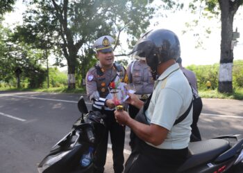 Humanis dan Edukatif, Polisi Magetan Bagi Bunga hingga Es Krim Saat Sosialisasi Ops Keselamatan Semeru 2026