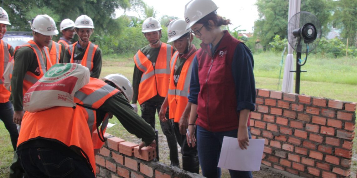 Tim asesor Lembaga Sertifikasi Profesi (LSP) memantau peserta saat praktik menyusun bata merah di Ilir Barat II, Kota Palembang, Sumsel. (foto: ist)