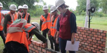 Humanis dan Edukatif, Polisi Magetan Bagi Bunga hingga Es Krim Saat Sosialisasi Ops Keselamatan Semeru 2026