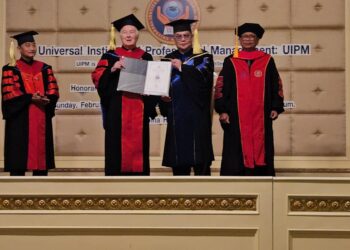 dr. Benjamin Kristianto, Mkes, MARS . Terima Gelar Doktor PhD Berbasis Pengakuan Global