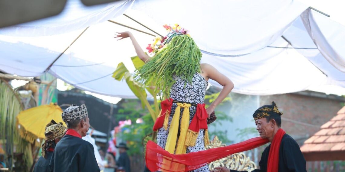 Aksi penari Seblang Desa Olehsari Banyuwangi