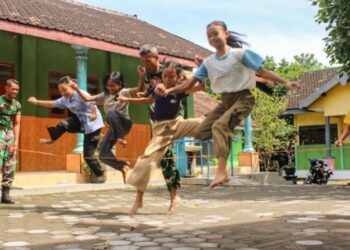 Minggu Ceria di Lokasi TMMD : Saat Satgas dan Anak-Anak Lestarikan Permainan Tradisional