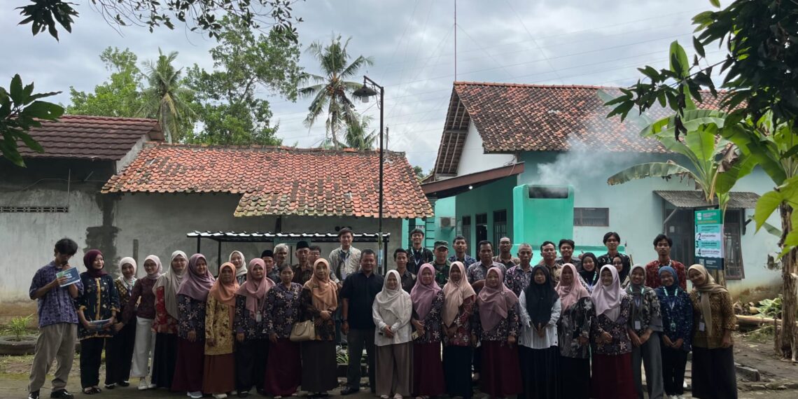 Mahasiswa KKN UNS Solo 2026 bersama warga di Desa Sokoharjo, Kec. Kutoarjo, Kab. Purworejo, Jawa Tengah. (foto2: dok mahasiswa KKN UNS)