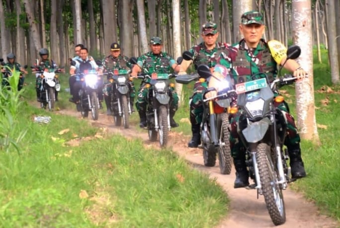 TMMD Kediri Tepat Waktu, Masev Mabesad: Sebuah Pengabdian Yang Menyentuh Hati 1 Kolonel Inf. M. Herry Subagyo saat melakukan wasev di sejumlah titik pelaksanaan TMMD, pada Rabu (4/3/2026)(foto: Ist)