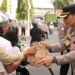 Ngerandu Buko, Kapolresta Banyuwangi Bagikan Takjil untuk Pengguna Jalan