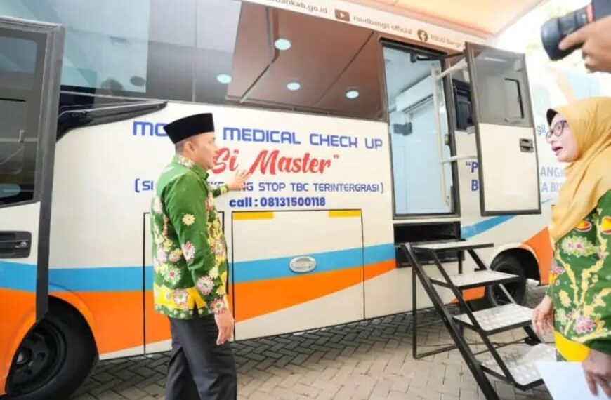 Bupati Pasuruan, Rusdi Sutejo saat meninjau Si Master di RSUD Bangil