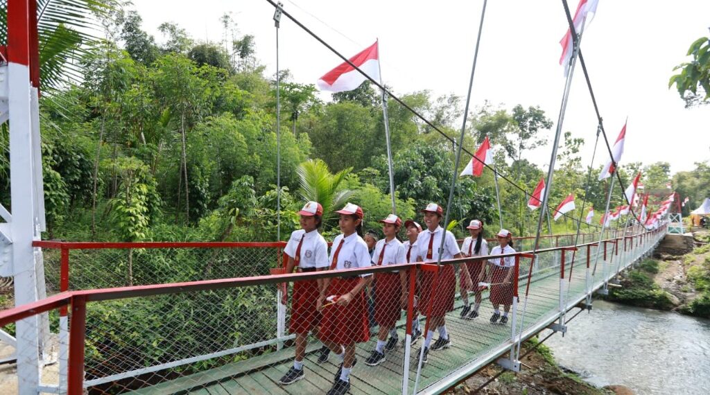 Akses Warga Dua Desa, Jembatan Perintis Garuda Banyuwangi Resmi Dioperasikan 1 Jembatan Perintis Garuda telah digunakan oleh anak-anak sekolah (Ist)