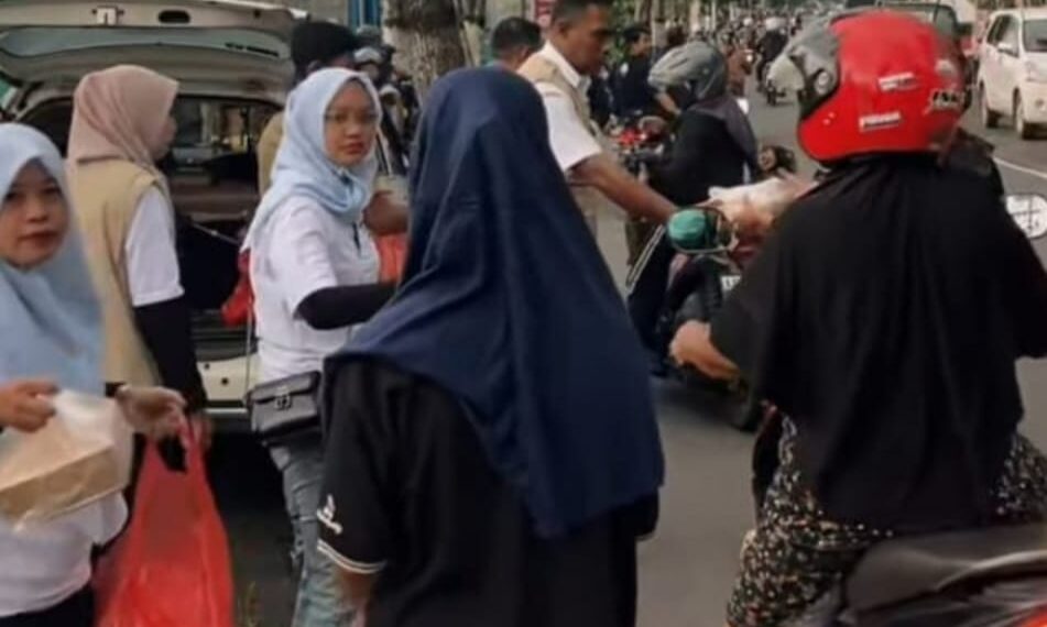 Pegawai Dinas Pendidikan Kabupaten Kediri saat membagikan takjil gratis pada Rabu Sore (4/3/2026). (Foto:ist)