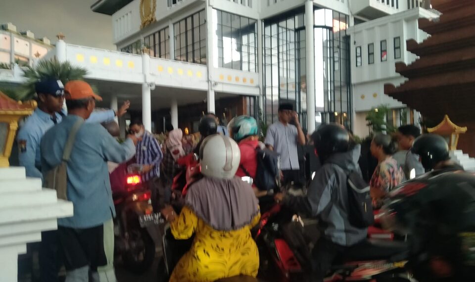 Sekretariat DPRD Jatim saat Sebar Takjil