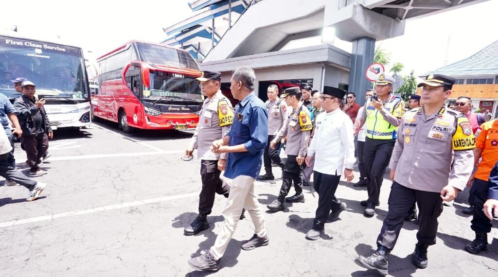 Tinjau Pelabuhan Ketapang, Kapolda Jatim Pantau Arus Mudik Jelang Penutupan Penyeberangan Hari Raya Nyepi 1 Kapolda Jawa Timur Irjen Pol Nanang Avianto didampingi Kapolresta Banyuwangi Kombes Pol Rofiq Ripto Himawan, Wakil Bupati Banyuwangi Mujiono dan GM ASDP Indonesia Ferry Cabang Ketapang Arief Eko, saat meninjau arus mudik di Pelabuhan Penyeberangan Ketapang