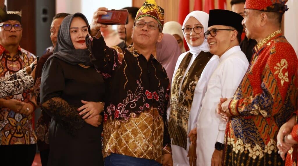 Spirit Tandang Bareng Terpancar di Diaspora Banyuwangi 1 Bupati Banyuwangi Ipuk Fiestiandani saat bersama para Diaspora Banyuwangi
