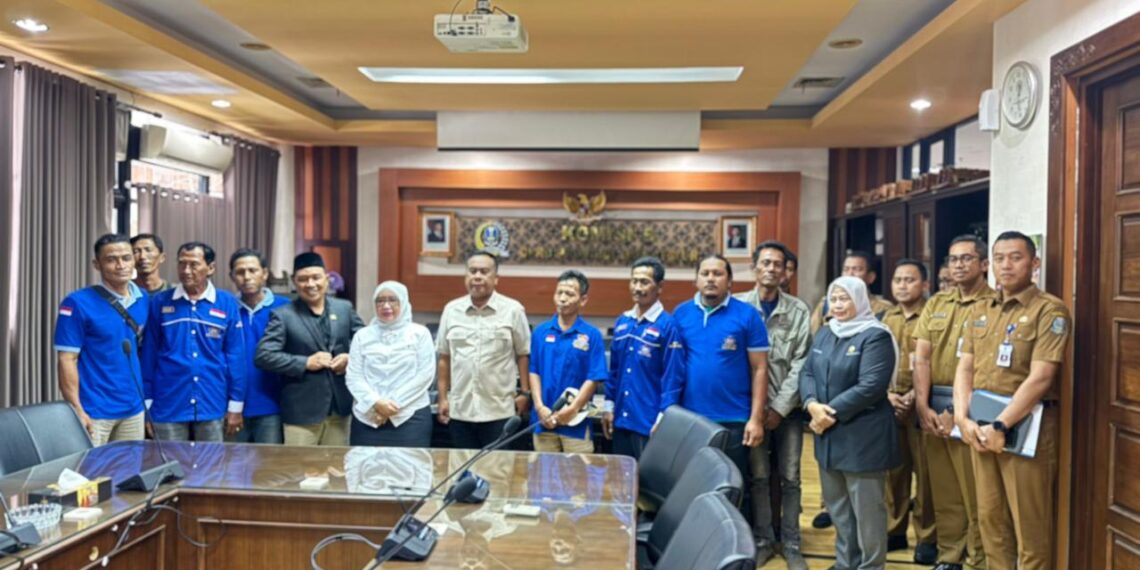 Nelayan Gresik saat mengadu ke DPRD